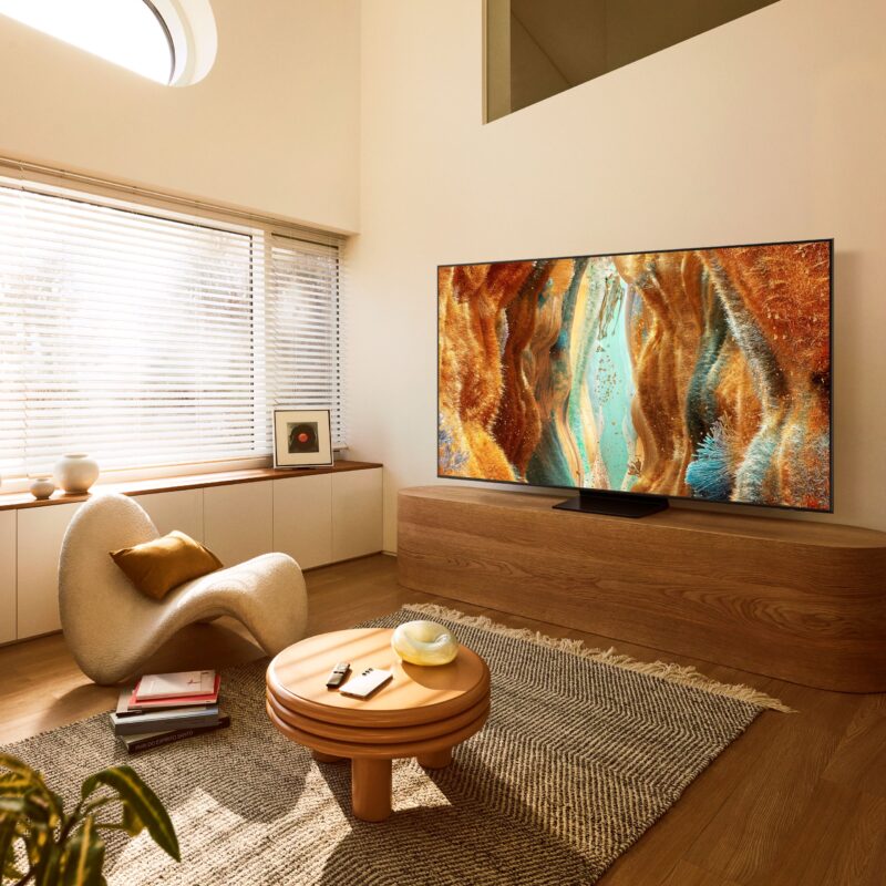 QN70F_PERS_STAND_BeautyShot_21654-1-R2 QN70F_PERS_STAND_BeautyShot_21654-1-R2