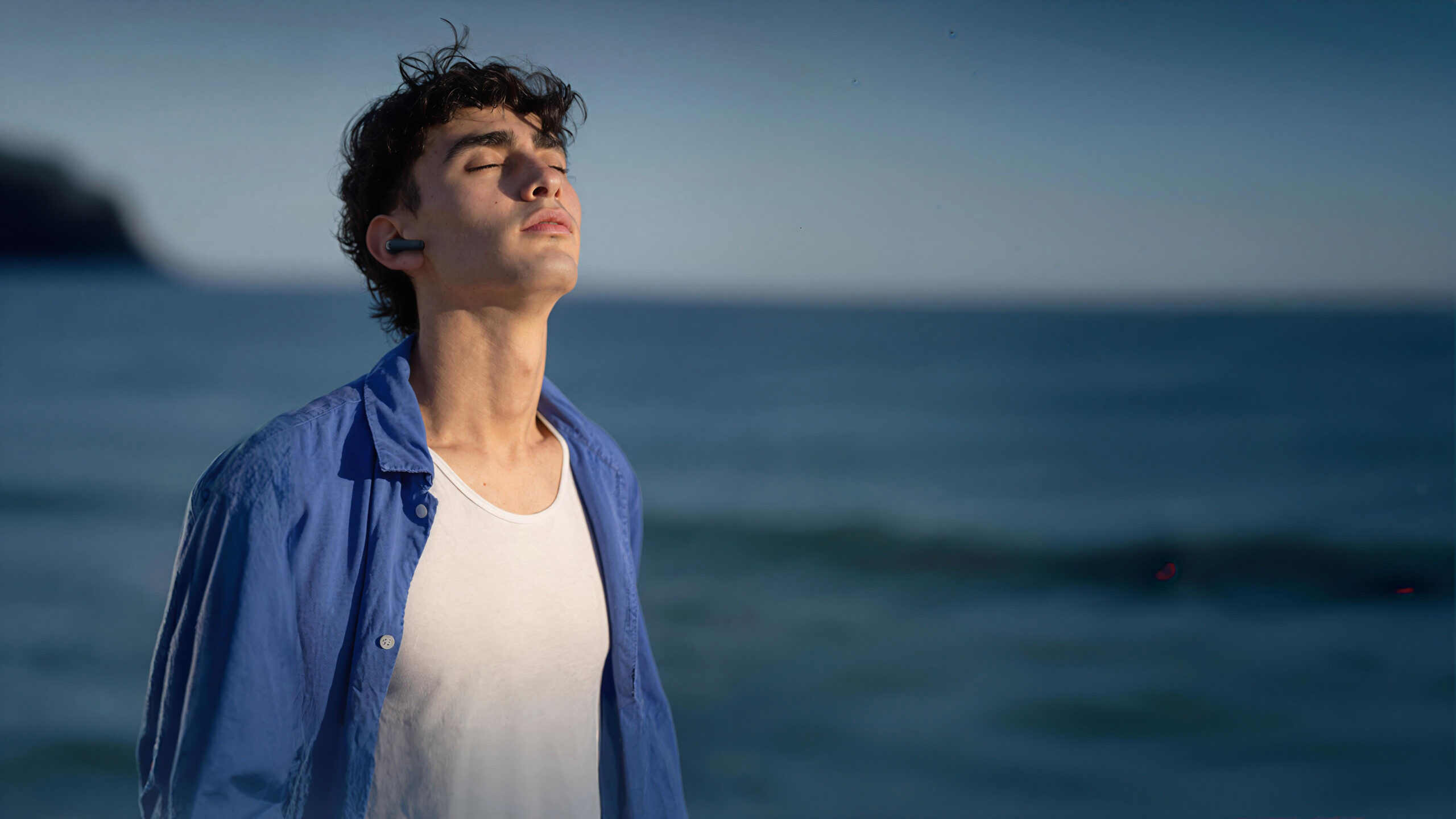 Creative Aurvana Ace Mimi lifestyle