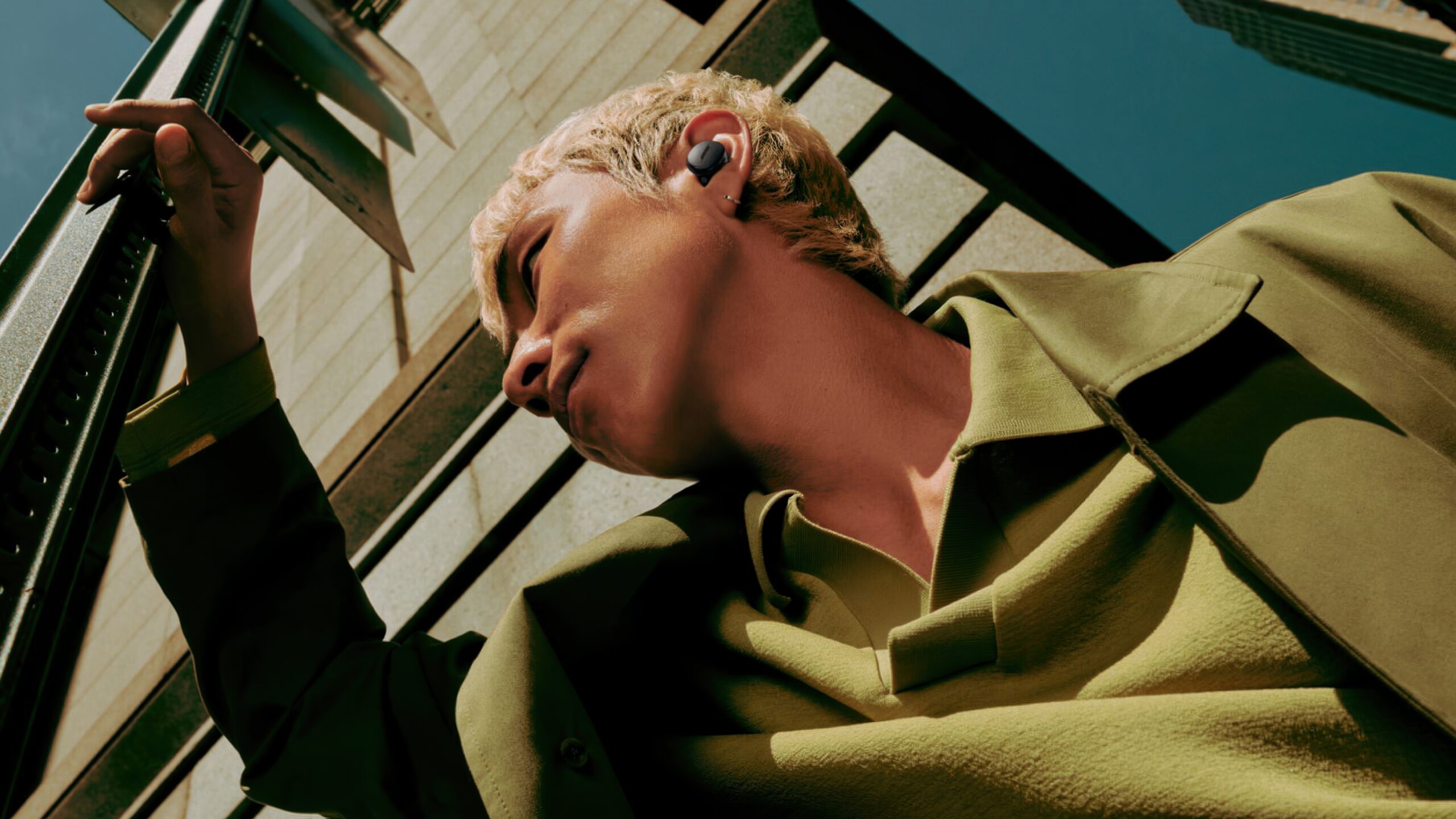 Bose QuietComfort Earbuds_lifestyle 2