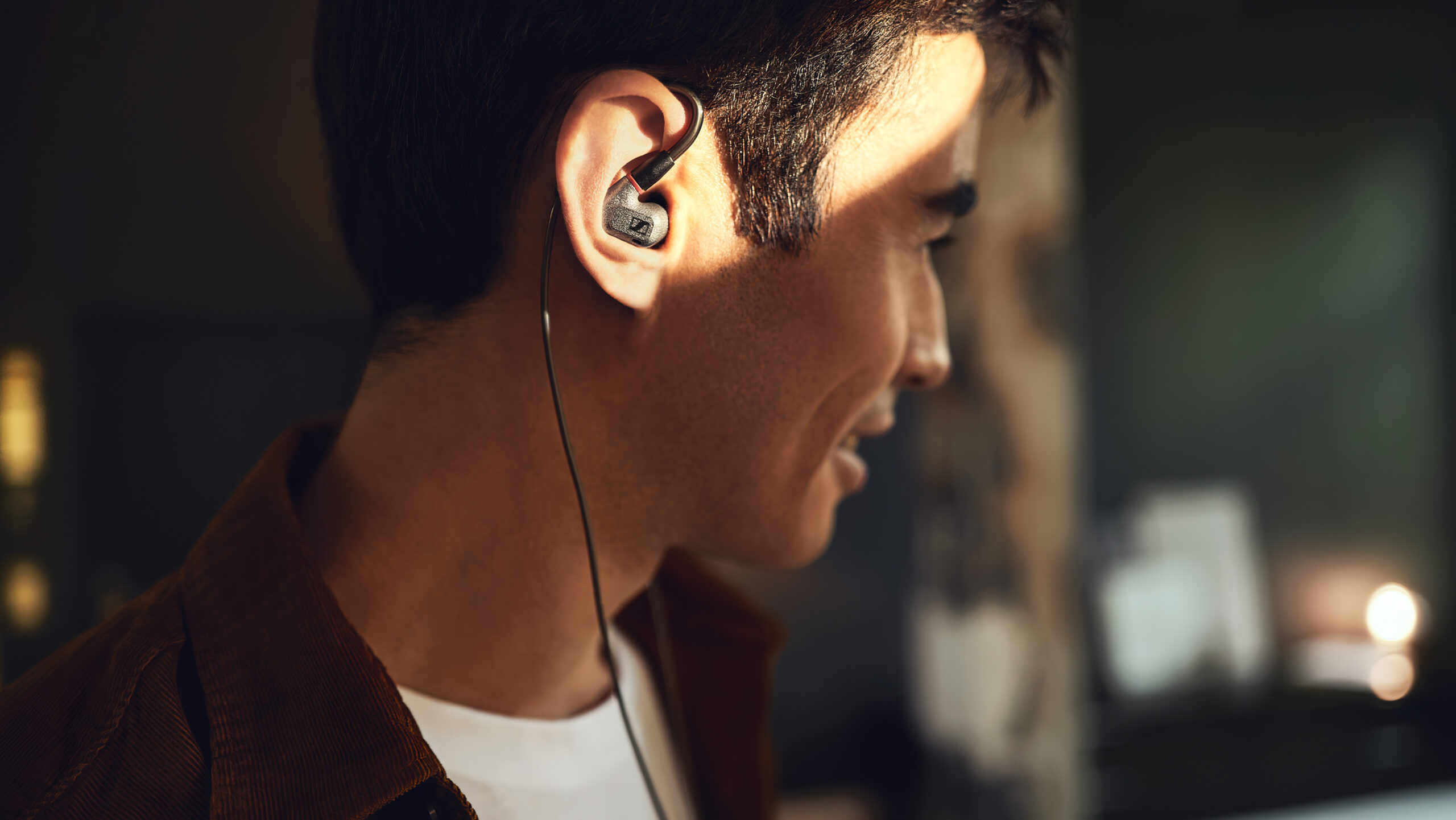 Sennheiser IE600 man(2)-L&B scaled